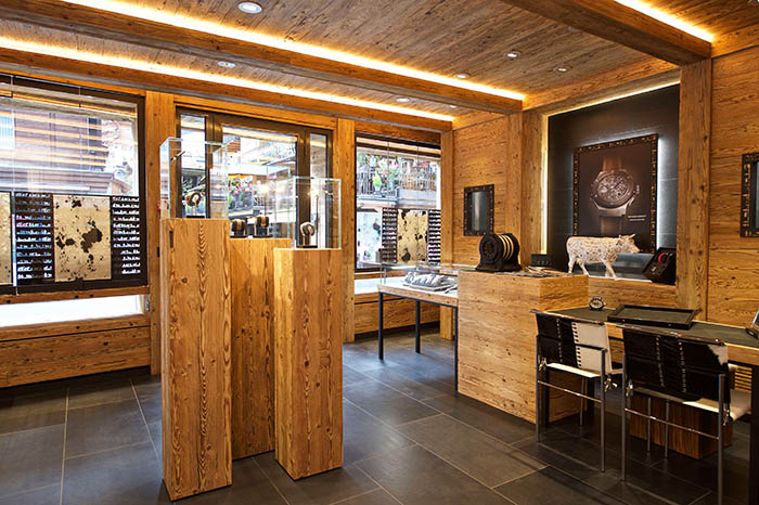 HUBLOT 策馬特專賣店內部原木陳列。